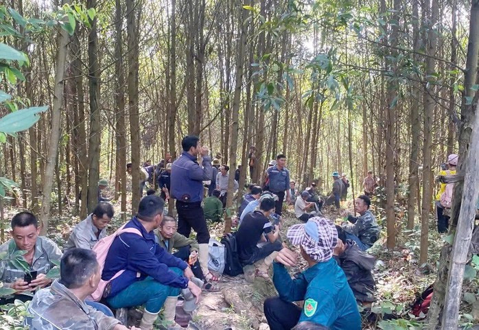 Nhận được thông tin anh H. mất tích, hàng chục người tổ chức tìm kiếm nạn nhân nhưng không có kết quả.