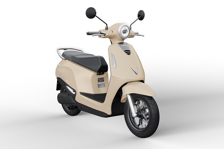 Với đặc trưng là xe máy điện thông minh, VinFast Evo Grand và Evo Grand Lite hỗ trợ kết nối và quản lý từ xa thông qua ứng dụng VinFast e-Scooter.