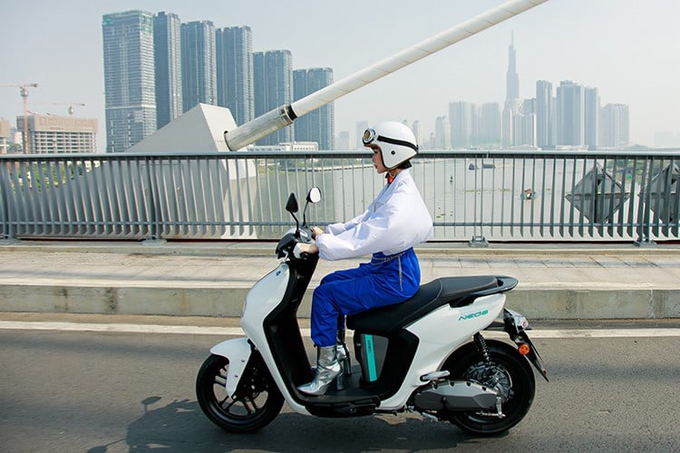 Nhiệt độ cao khiến pin dễ bị phồng, giảm dung lượng hoặc hư hỏng.