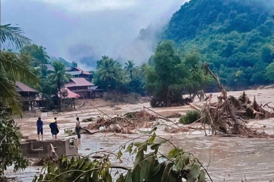 Người dân bất lực nhìn tài sản và nhà cửa của mình bị cuốn trôi.