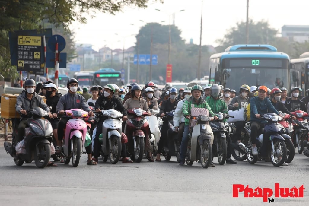  Hình ảnh các phương tiện xe máy di chuyển trên đường quốc lộ 1B cũ đoạn qua bến xe Nước Ngầm. Ảnh: Khánh Huy