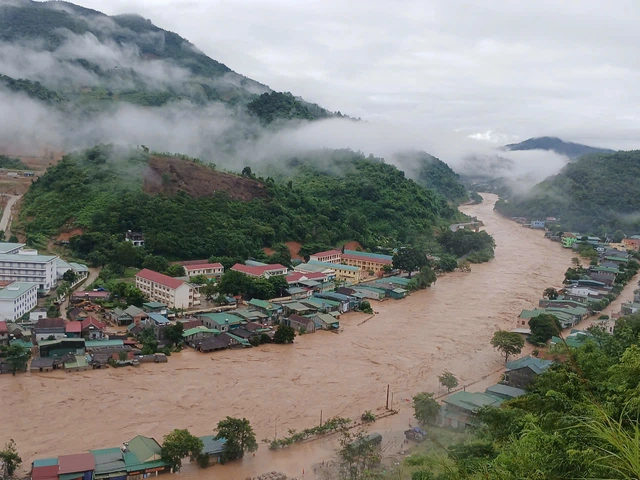 Hoàn lưu bão Wipha gây mưa lớn khiến hàng chục nhà dân ở các xã miền Tây Nghệ An bị nước tràn vào, nhiều tuyến đường liên thôn, liên xã bị chia cắt do lũ dâng cao.