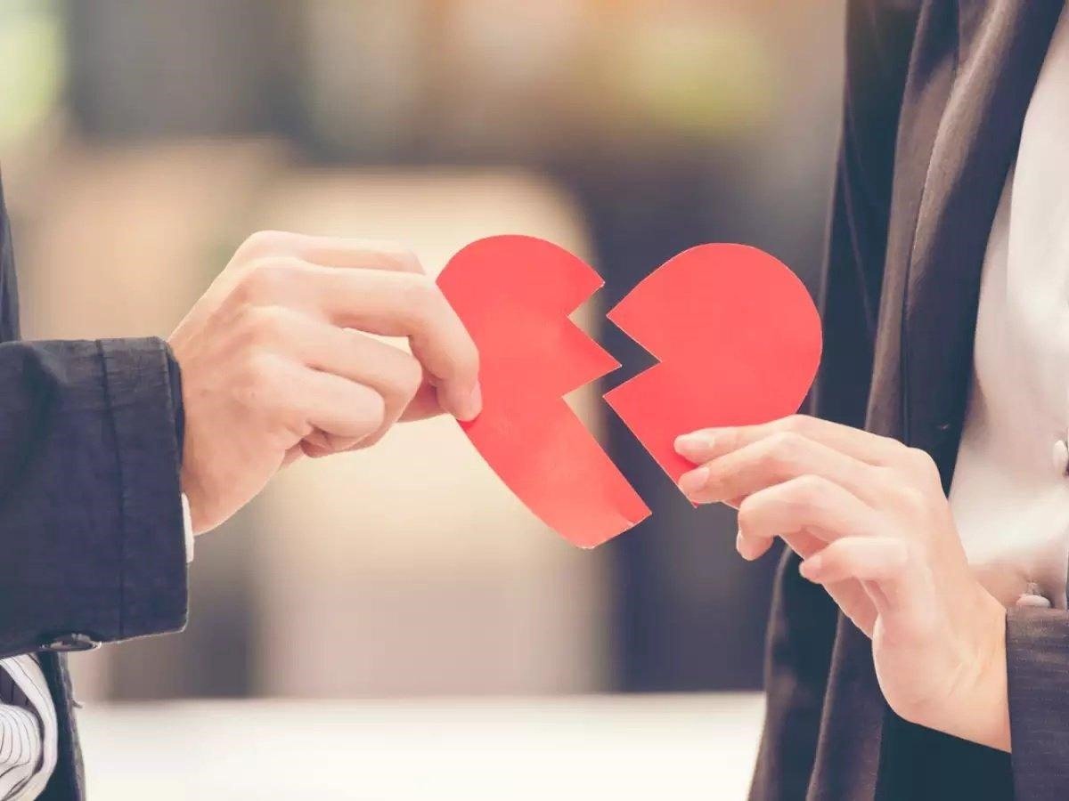Người ta rời đi không luôn vì họ xấu mà vì vai của họ trong đời ta đã hết đoạn, cần nhớ rằng không ai diễn mãi một vai khách trong đời người khác mà không lặng lẽ rút lui. Ảnh minh họa