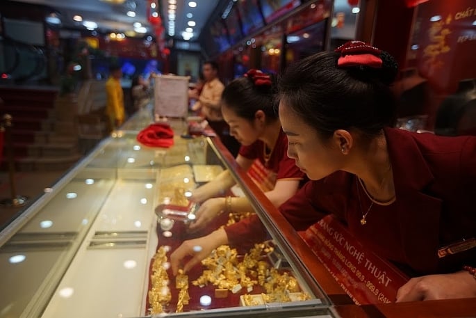 Chốt phiên giao dịch ngày 23/7, giá vàng miếng SJC tại Công ty Vàng bạc đá quý Sài Gòn, DOJI và Bảo Tín Minh Châu đều niêm yết giá mua vào, bán ra ở mức 120,70 – 122,70 triệu đồng/lượng. Ảnh: Khánh Huy.