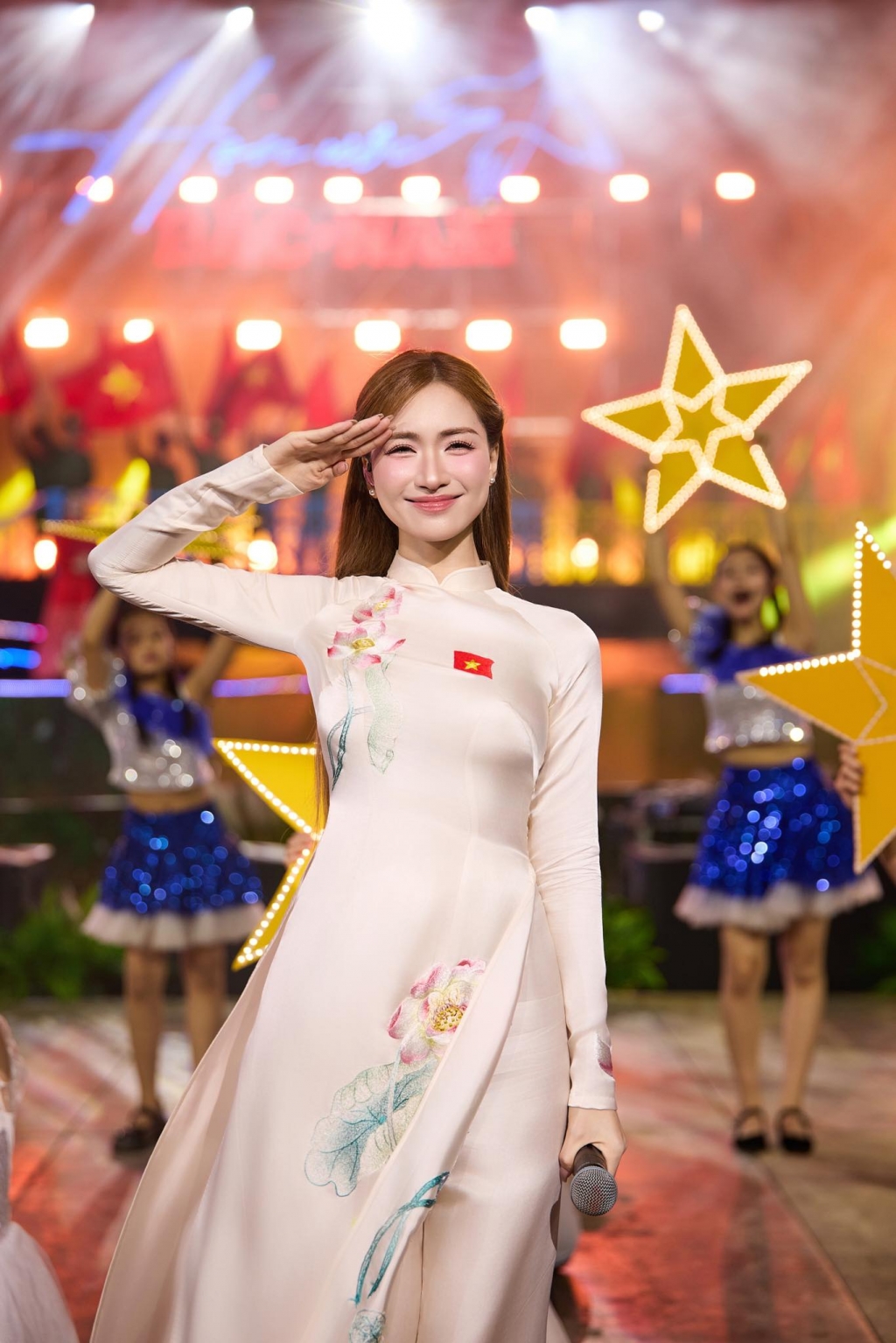  Hòa Minzy rất tích cực tham gia các hoạt động thiện nguyện