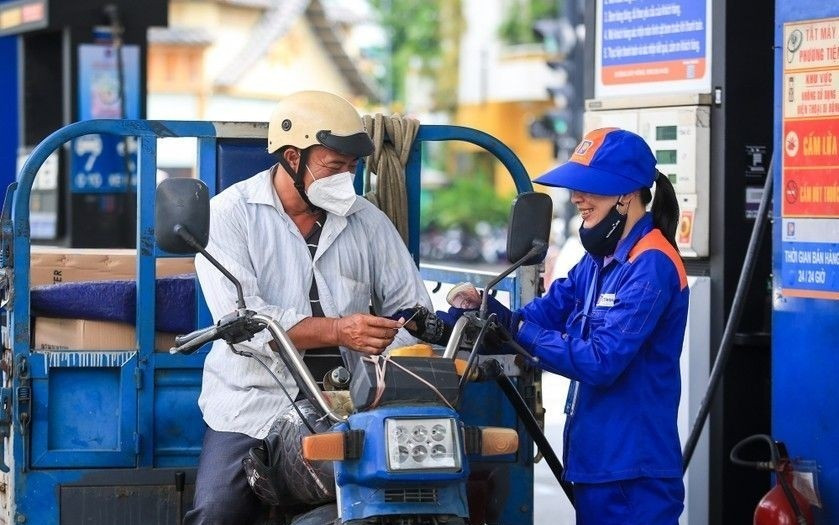 Giá xăng giảm lần thứ 2 liên tiếp. Ảnh: Báo Chính phủ.