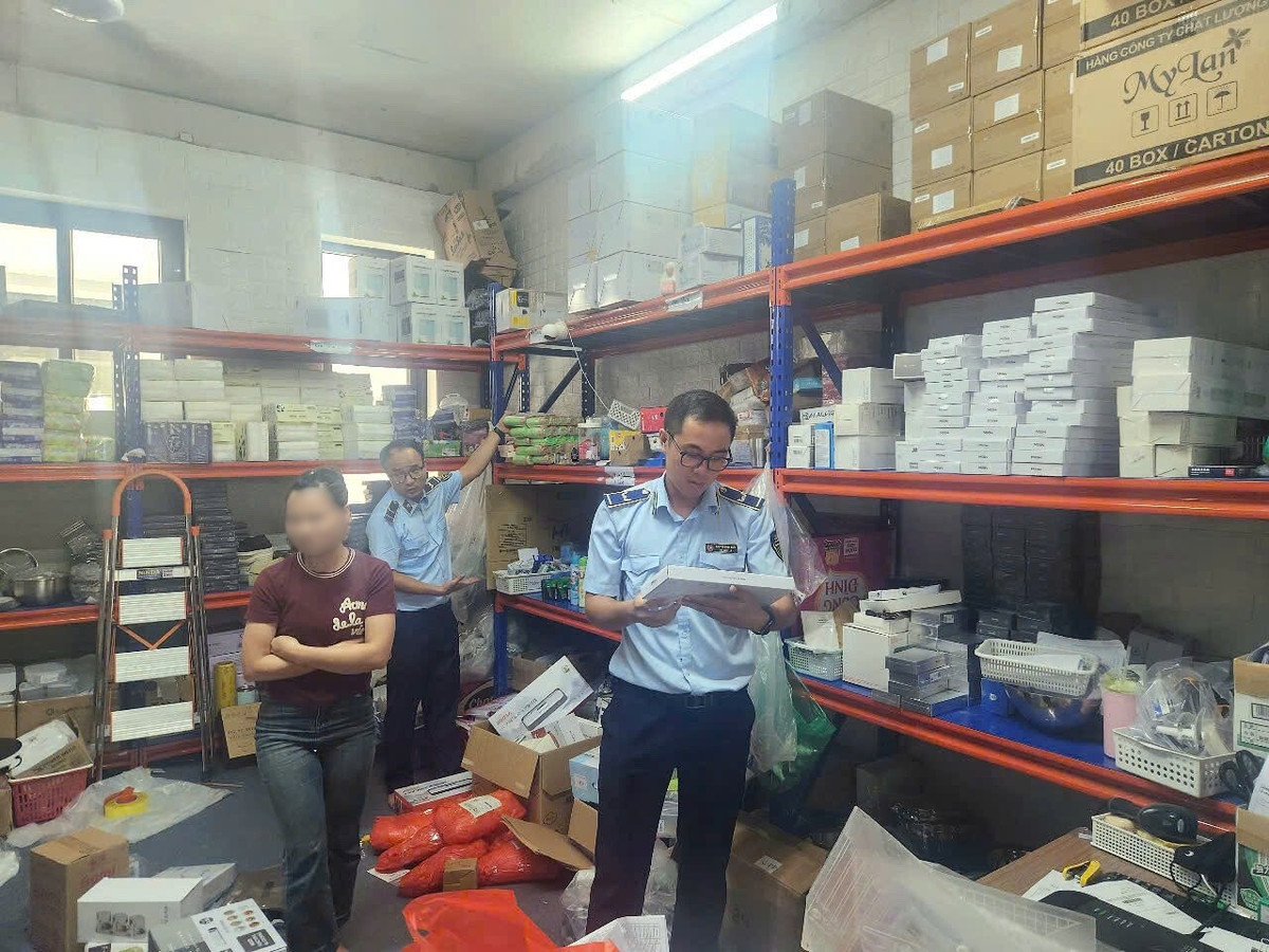  Đoàn kiểm tra hàng hóa thực tế tại Cơ sở kinh doanh mỹ phẩm, hàng tiêu dùng, đồ điện gia dụng thuộc Hộ kinh doanh Phạm Quỳnh Vân 6688/Ảnh DMS