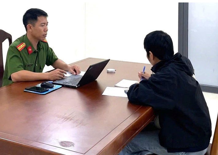 Công an tỉnh Khánh Hòa làm việc với bà L.T.T.H. (thường gọi mẹ Bắp) - Ảnh: Báo Tuổi Trẻ