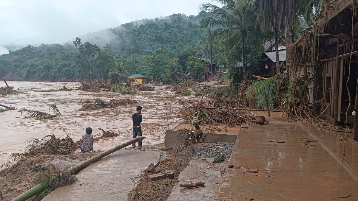 Người dân lặng nhìn tài sản bị cuốn trôi.