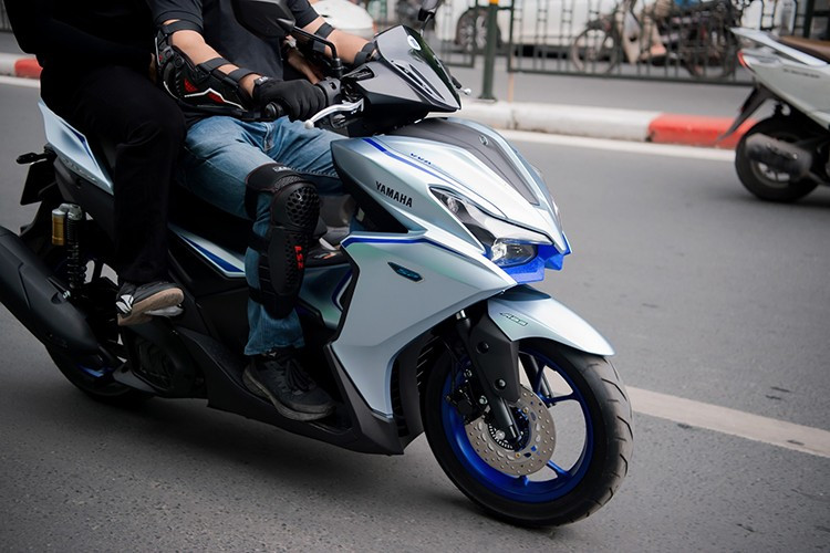  Về động cơ, mẫu xe tay ga Yamaha NVX 2025 vẫn sử dụng máy Blue Core 155cc, làm mát bằng dung dịch, tích hợp công nghệ VVA.