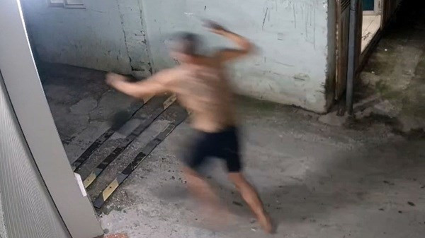  Người đàn ông nổ súng vào công an khi bị kiểm tra hành chính. (Ảnh cắt từ clip)