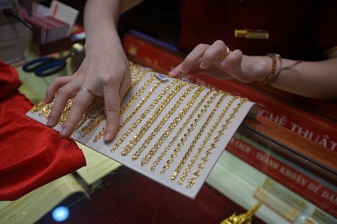 Chốt phiên giao dịch ngày 24/7, giá vàng miếng SJC tại Công ty Vàng bạc đá quý Sài Gòn, DOJI và Bảo Tín Minh Châu đều niêm yết giá mua vào, bán ra ở mức 119,70 – 121,70 triệu đồng/lượng. Ảnh: Khánh Huy