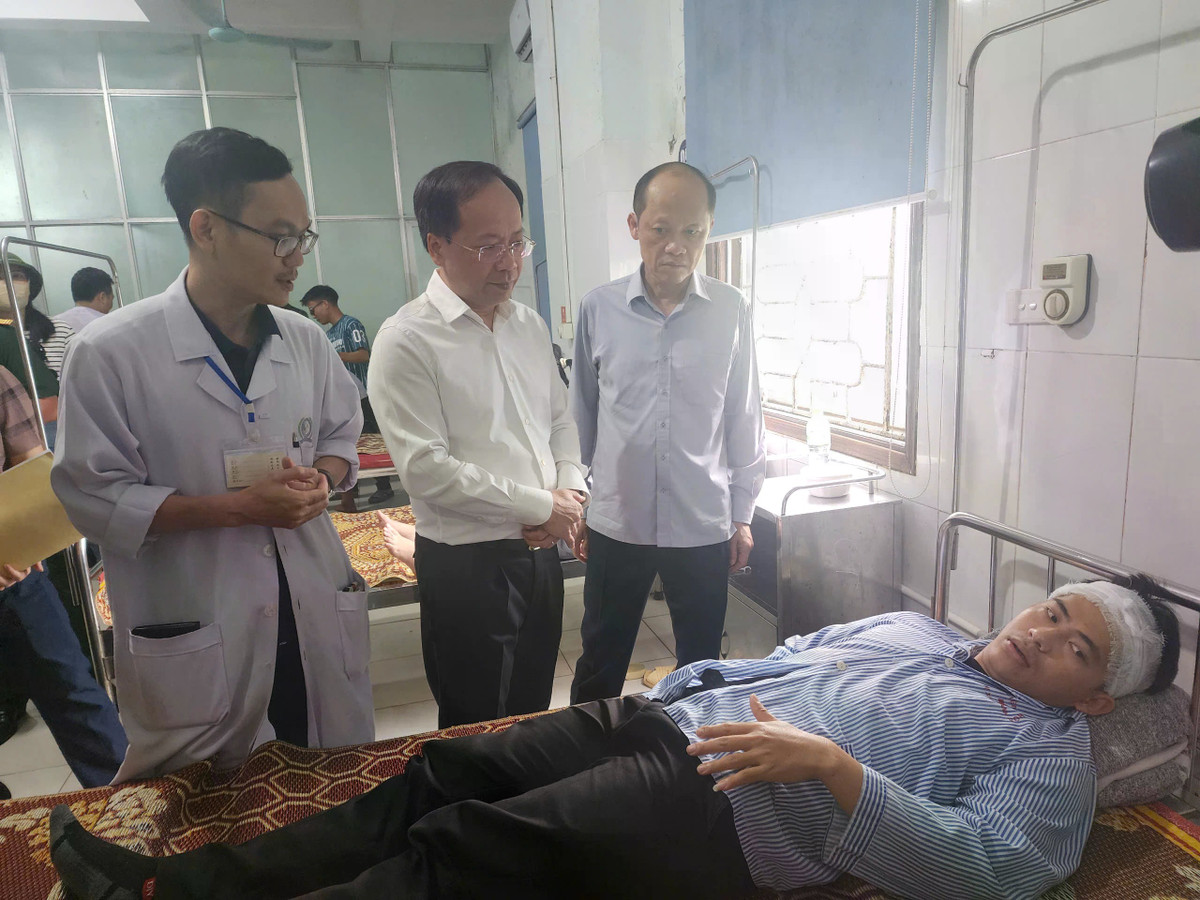  Lãnh đạo tỉnh Hà Tĩnh thăm hỏi, động viên các nạn nhân đang điều trị tại Bệnh viện Đa khoa TX Kỳ Anh.