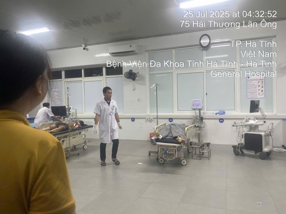 Các nạn nhân bị thương đang được cấp cứu tại Bệnh viện Đa khoa tỉnh Hà Tĩnh.