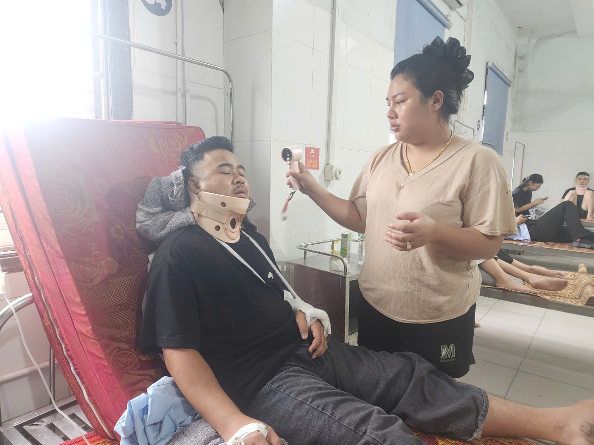  Một nạn nhân đang được cấp cứu tại bệnh viện.