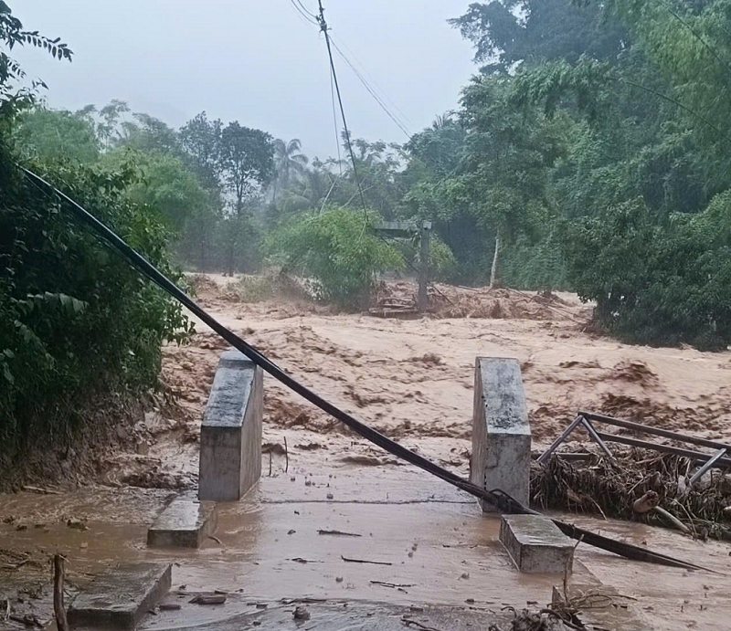  Cầu quân dân ở xã Nhôn Mai sau khi bị lũ cuốn trôi.