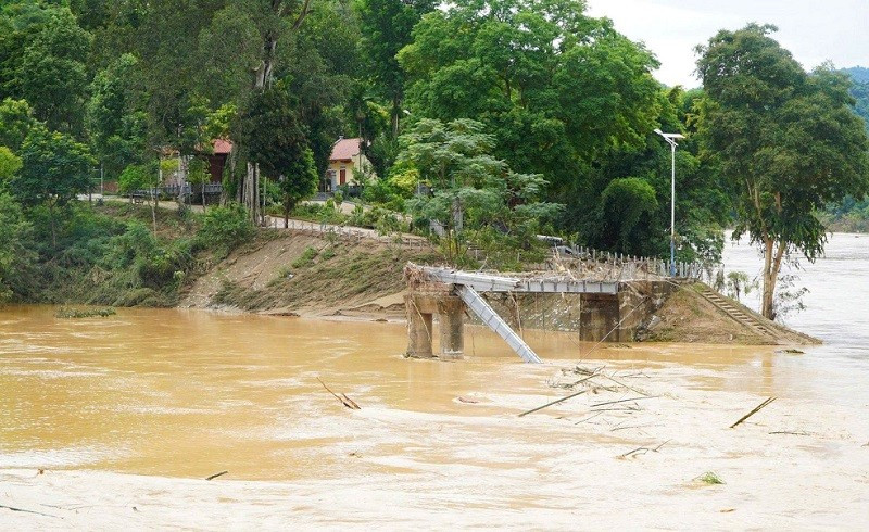  Cầu treo Cửa Rào bắc qua sông Nậm Mộ nối Quốc lộ 7 vào các bản vùng sđã bị lũ nhấn chìm rồi đổ sập và trôi theo dòng nước lũ.