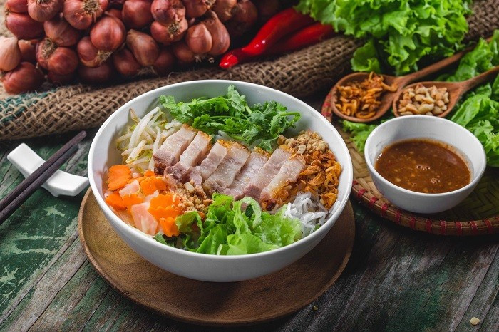 Món bún mắm nêm thơm ngon. Ảnh Vinpearl