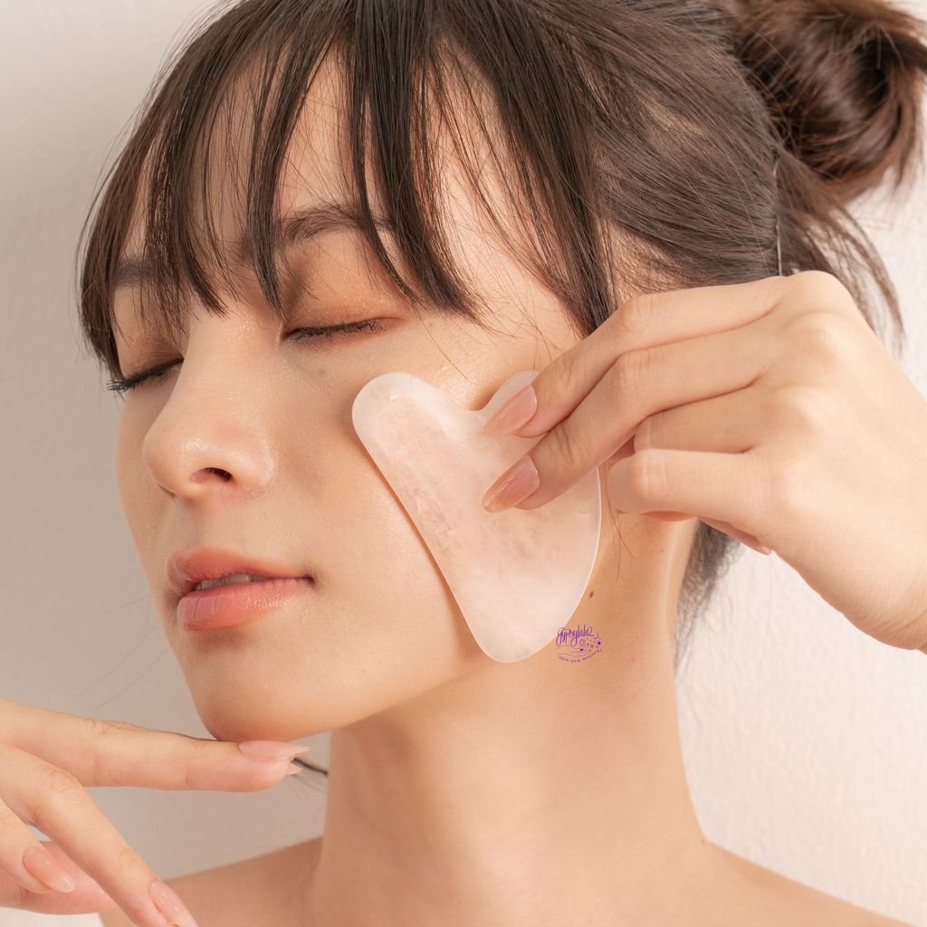 Việc bảo quản dụng cụ Gua Sha sạch sẽ và khô ráo cũng là yếu tố quan trọng để ngăn ngừa nhiễm khuẩn hoặc kích ứng da. Ảnh minh họa