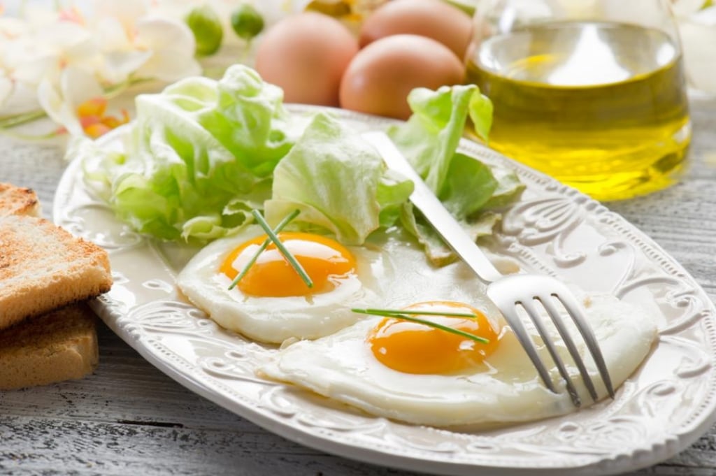 Bánh mì nguyên cám bổ sung carbohydrate, cung cấp năng lượng lâu dài, giúp cân bằng dinh dưỡng trong bữa sáng có trứng. Ảnh minh họa