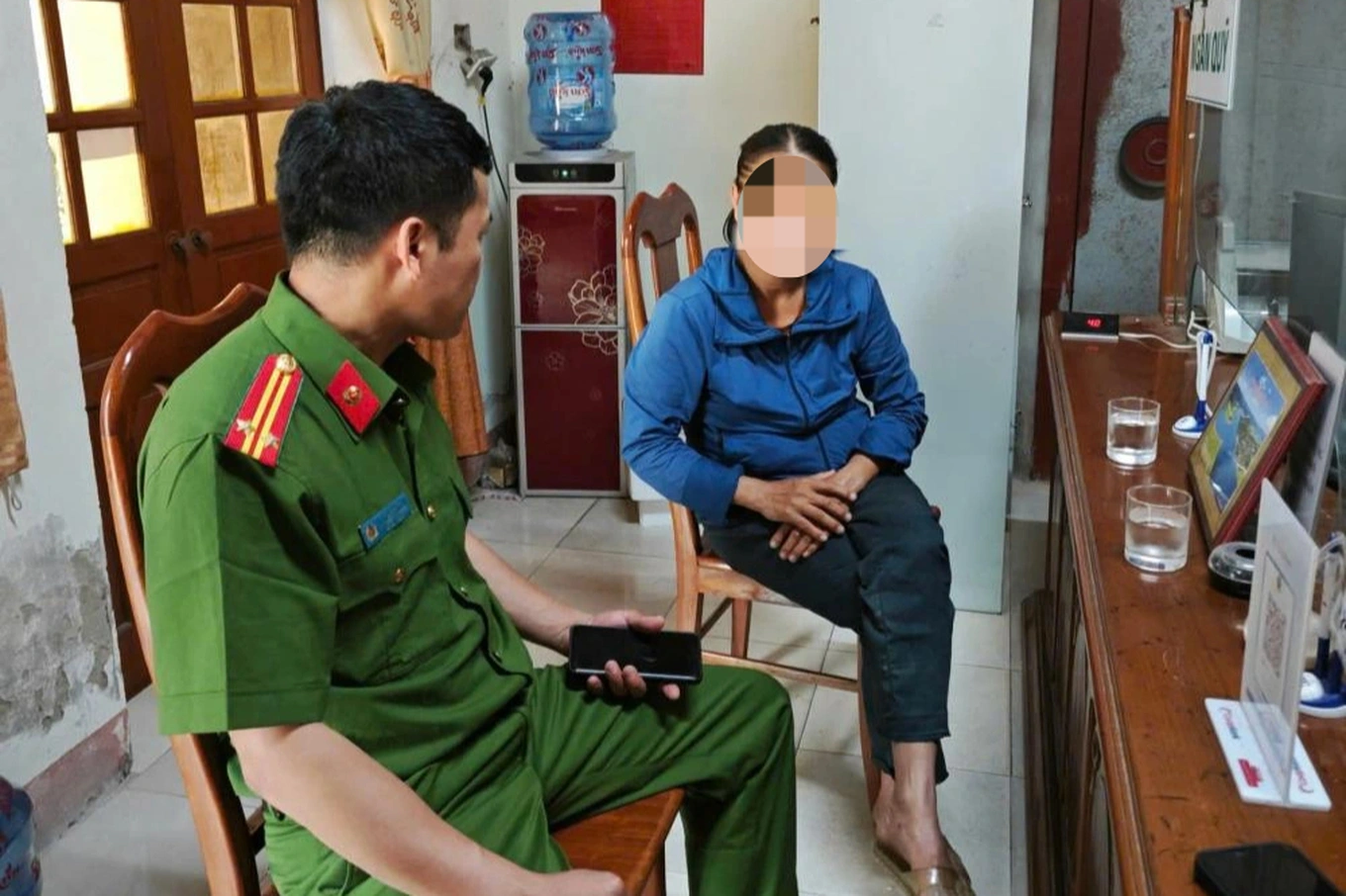 Công an ngăn chặn vụ lừa đảo, giúp nạn nhân tránh mất số tiền lớn. Ảnh: Báo Dân Trí.