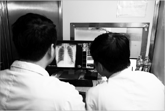  Hội chẩn trên phim X quang của bệnh nhân nghi nhiễm lao. Ảnh: T. Minh