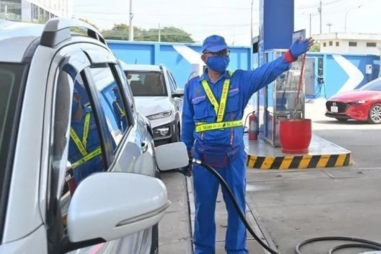 Tại Việt Nam, các doanh nghiệp như Petrolimex và PVoil sẽ thử nghiệm bán xăng E10 tại Hà Nội, TP.HCM và Hải Phòng từ ngày 1/8/2025.