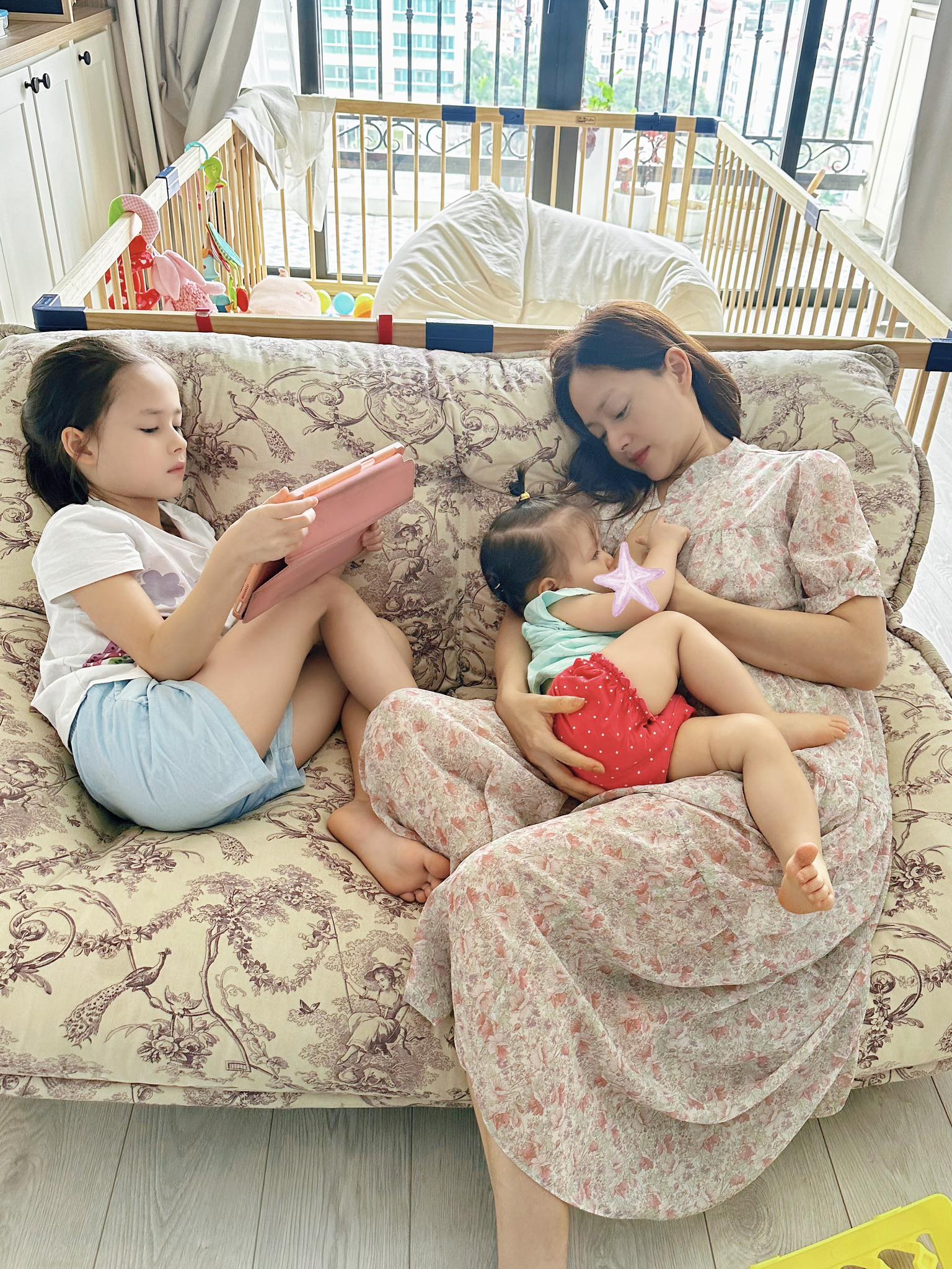  Diễn viên Lan Phương và hai con.