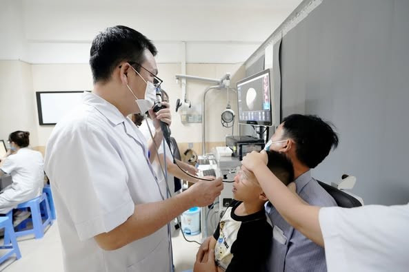  Thăm khám cho bệnh nhi ngủ ngáy - Ảnh BVCC