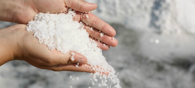  Cách đốt vía giải đen với muối. (Ảnh minh họa)