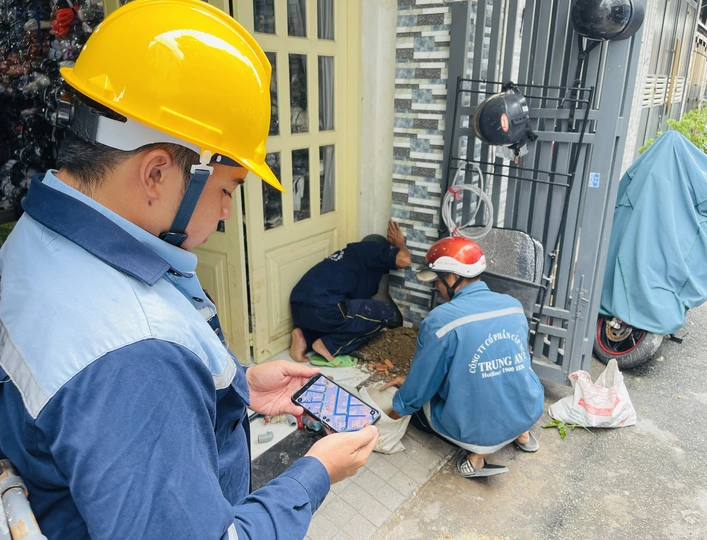  Công ty cổ phần cấp nước Trung An lắp đặt đồng hồ nước cho khách hàng - Ảnh: Báo Tuổi Trẻ