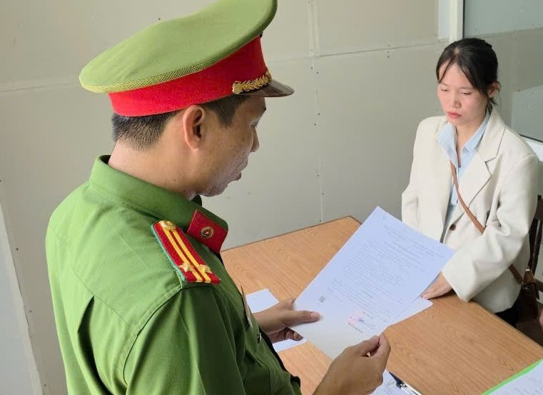  Cơ quan Công an tống đạt quyết định khởi tố bị can, bắt tạm giam đối với Bùi Thị Vĩ. Ảnh: CACC.
