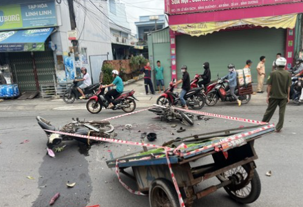  Tại hiện trường, các phương tiện hư hỏng nằm chắn gần hết mặt đường Lê Văn Tách - Ảnh: Báo Công an TP.HCM