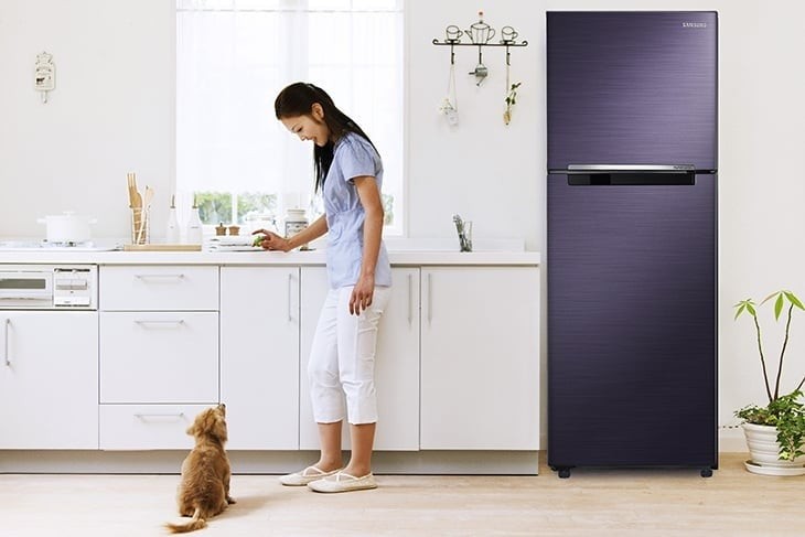  Vì thiếu chỗ, nhiều gia đình có thói quen đặt lò vi sóng, lò nướng hoặc thiết bị điện khác lên nóc tủ lạnh.
