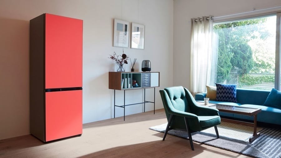  Vì tiện tay hoặc muốn tận dụng không gian, nhiều người có thói quen chất đủ thứ lên nóc tủ lạnh: từ chai lọ, hộp thức ăn cho đến đồ gia dụng nhỏ.