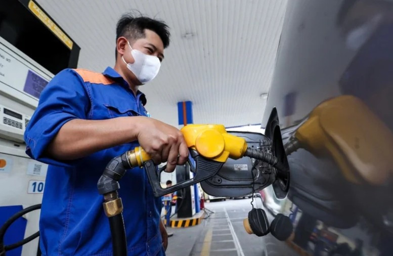  Giá xăng tăng từ 15h hôm nay. Ảnh: QĐND