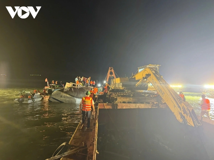  Tàu cẩu đang làm cáp để chuẩn bị các phương án trục vớt tàu Vịnh Xanh 58 - Ảnh: VOV