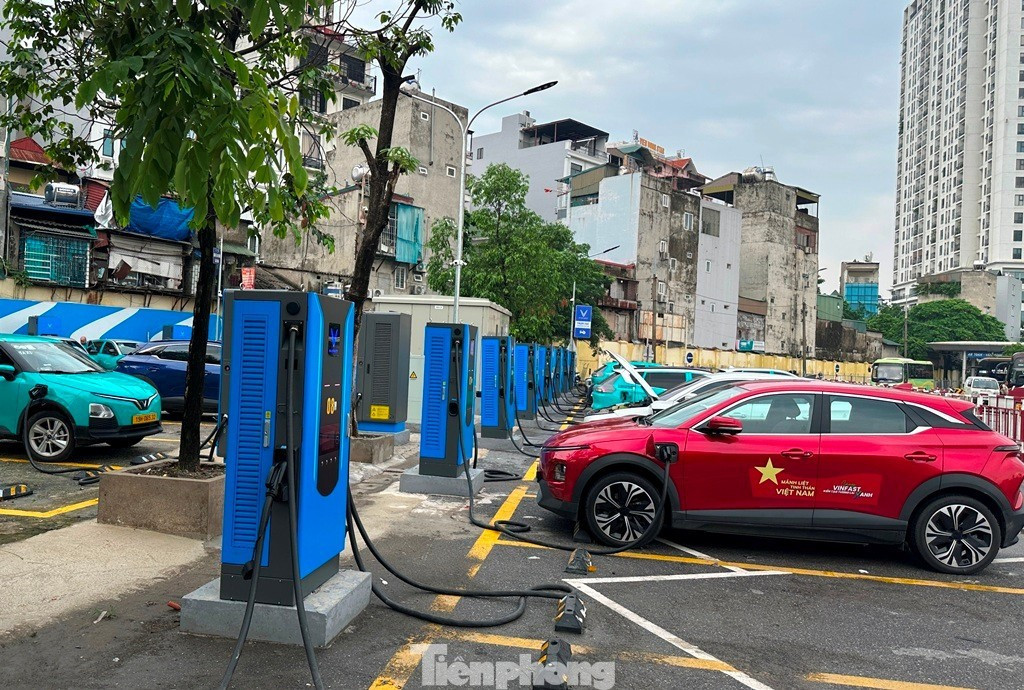  Hệ thống trạm sạc cho ô tô điện được lắp đặt và đưa vào sử dụng tại bến xe Giáp Bát.