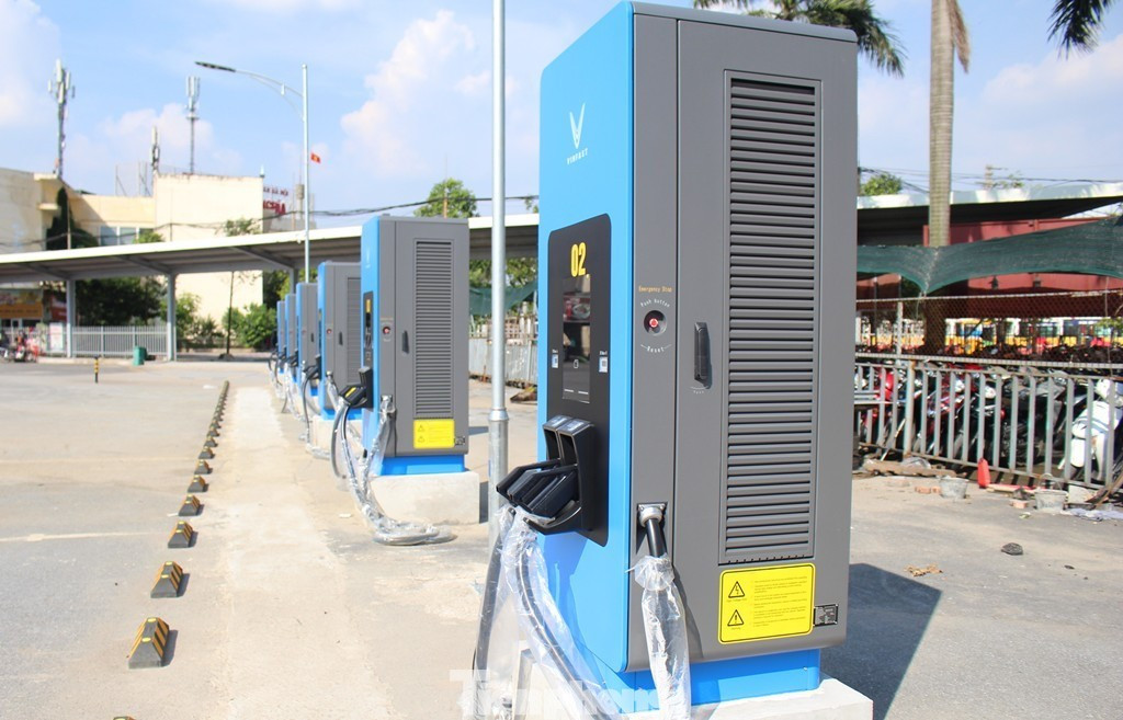  Trạm sạc cho ô tô điện đã được lắp đặt tại bến xe Yên Nghĩa chuẩn bị đưa vào sử dụng.