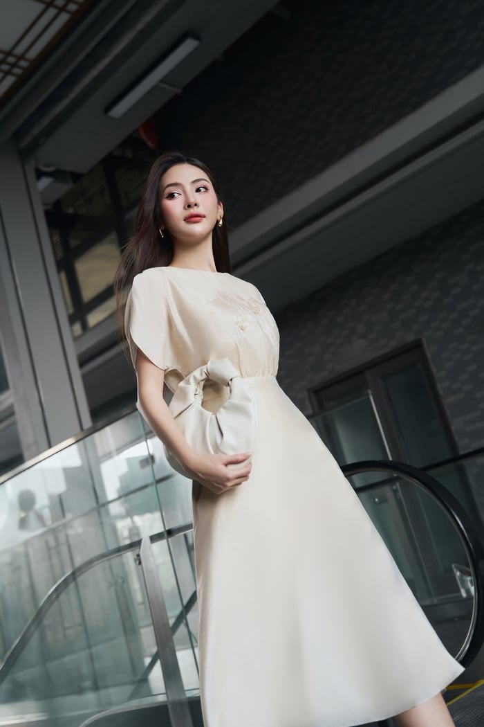 Phom dáng ôm nhẹ giúp tôn lên đường cong nhưng vẫn giữ nguyên sự tinh tế, kín đáo