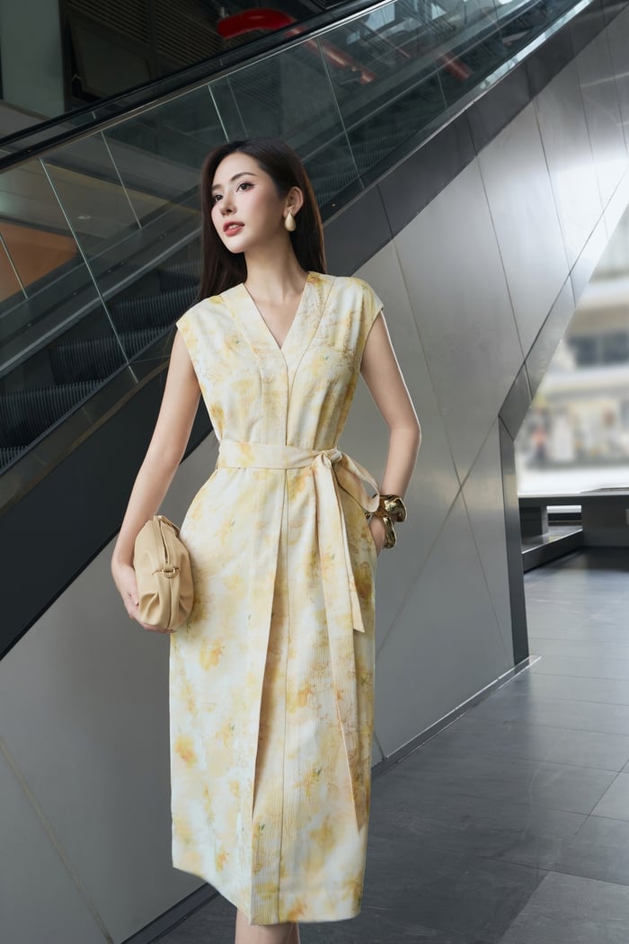 Với họa tiết hoa loang nhẹ sắc vàng trên nền vải pastel, chiếc váy gợi vẻ đẹp vừa ngọt ngào, vừa thanh khiết