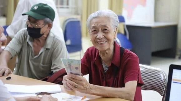  Không điều gì khiến người lớn tuổi cảm thấy yên tâm và tự tin hơn việc vẫn còn “tiền của mình”.