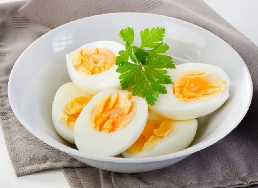 Trứng giúp tạo cảm giác no lâu, hỗ trợ kiểm soát lượng calo nạp vào và ổn định đường huyết.