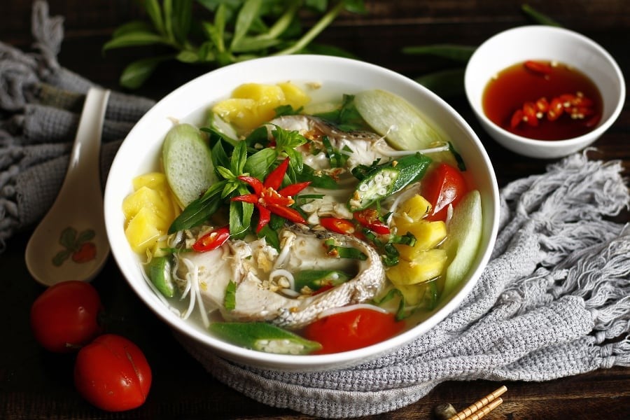  Tô canh chua cá lóc nóng hổi, chua thanh, đậm vị quê nhà.