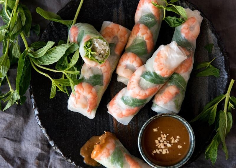  Gỏi cuốn tôm thịt – món ăn “chống ngán” hoàn hảo cho những ngày oi bức.
