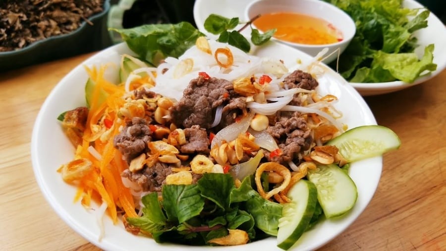  Bún trộn rau củ sắc màu bắt mắt, ăn nhẹ mà vẫn đủ chất.