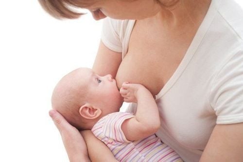 Nuôi con bằng sữa mẹ giúp giảm ung thư vú cho mẹ - Ảnh BVCC