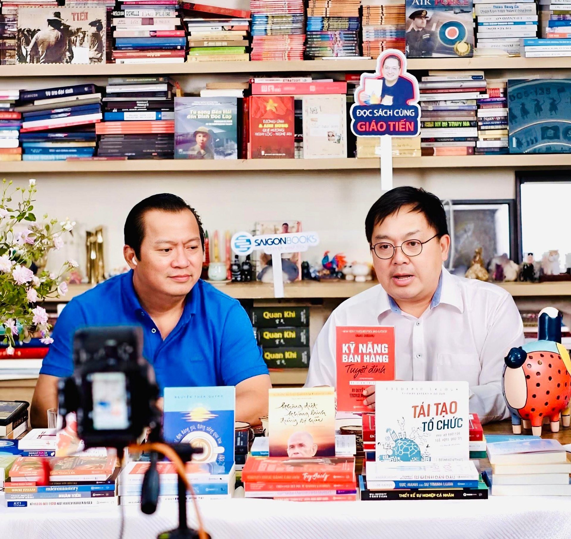  Ông Nguyễn Tuấn Quỳnh (trái) và ông Hoàng Nam Tiến trong một buổi livestream bán sách.