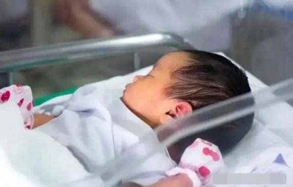 Cho dù là ai – ông bà, cô chú hay thậm chí là chính mẹ – nếu đang mệt, vừa hết bệnh hoặc có dấu hiệu cảm cúm, tốt nhất hãy tạm thời giữ khoảng cách.