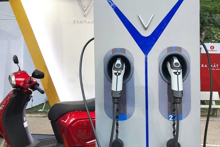  Xe máy điện đang ngày càng phổ biến, việc lựa chọn sử dụng pin, phụ tùng và bộ sạc chính hãng là giải pháp tối ưu để đảm bảo an toàn.